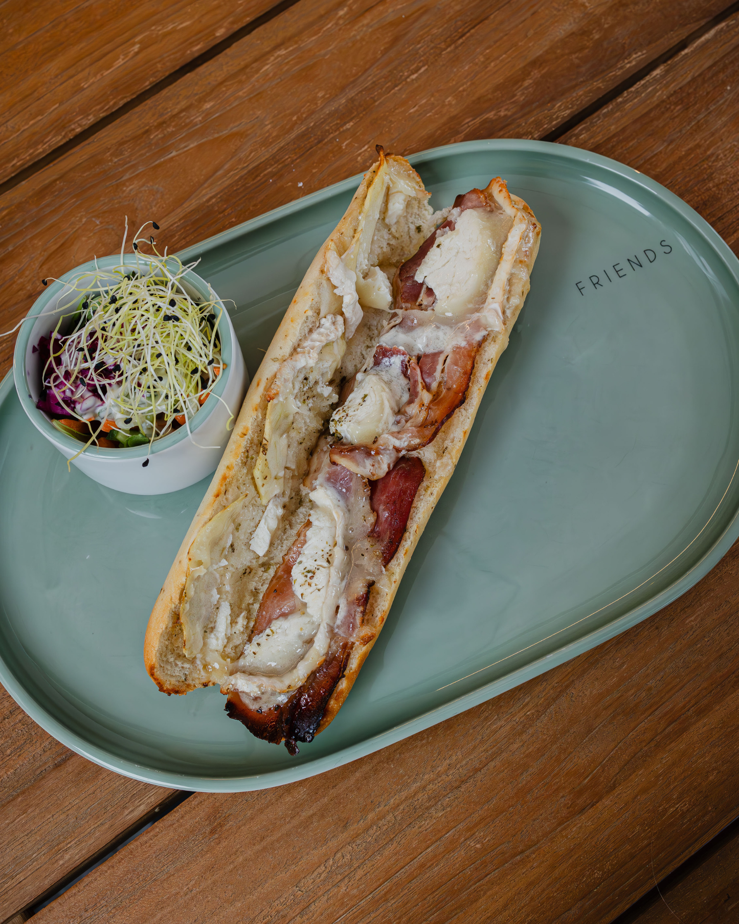 hot sandwich geitenkaas met slaatje