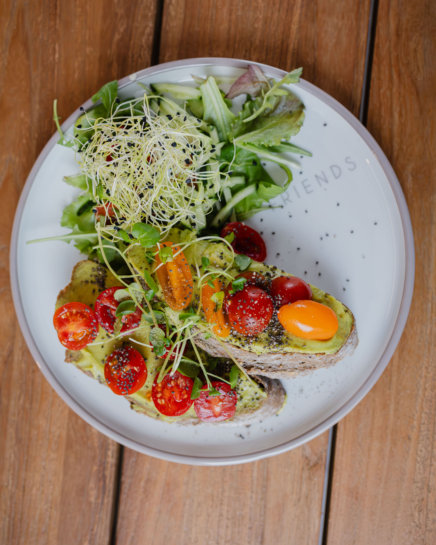 juicy avocado toast met slaatje